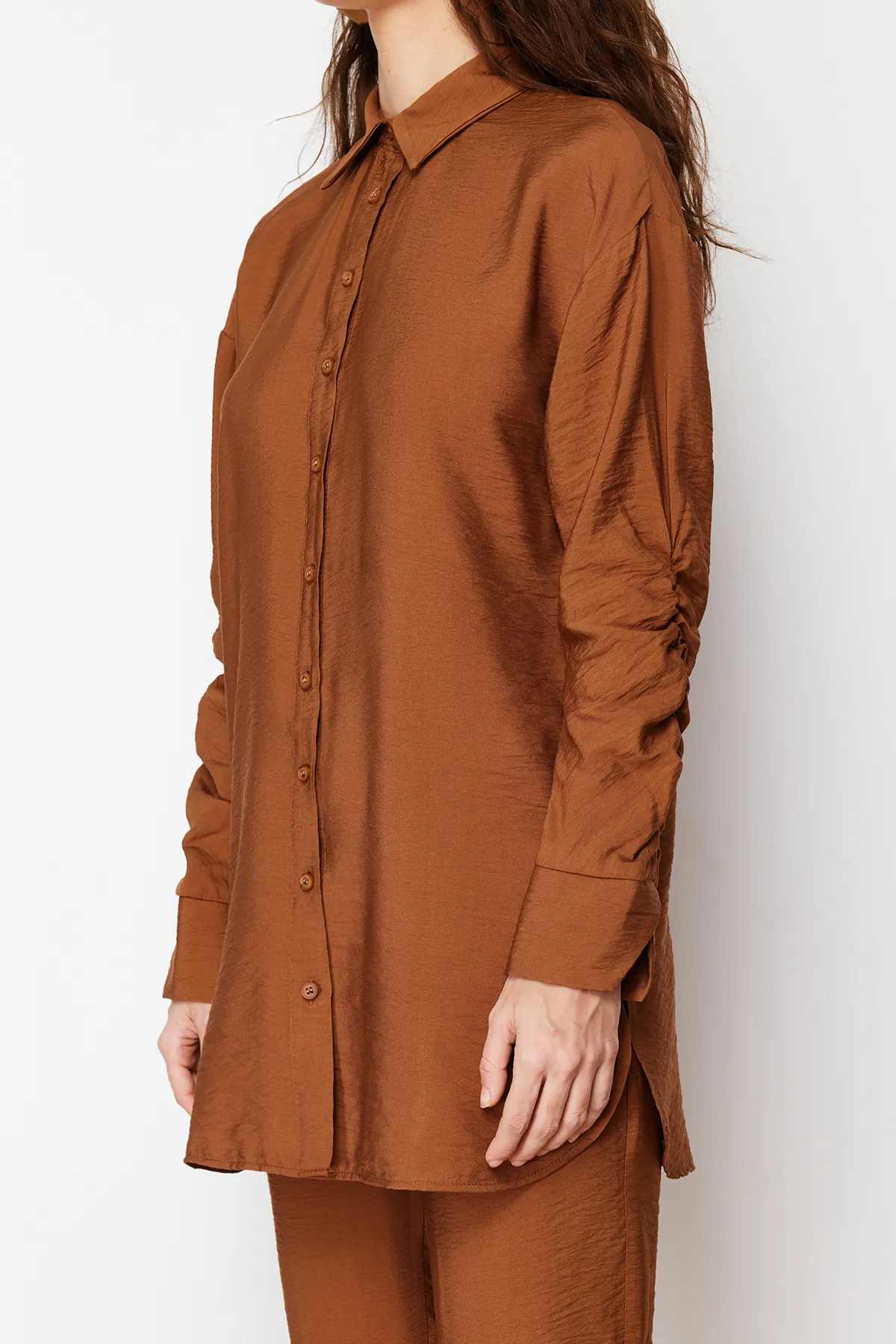 Trendyol Modest  Anzug mit braunen Ärmeln, gerafftem Aerobin-Hemd und gewebter Unterseite oben TCTSS24US00036