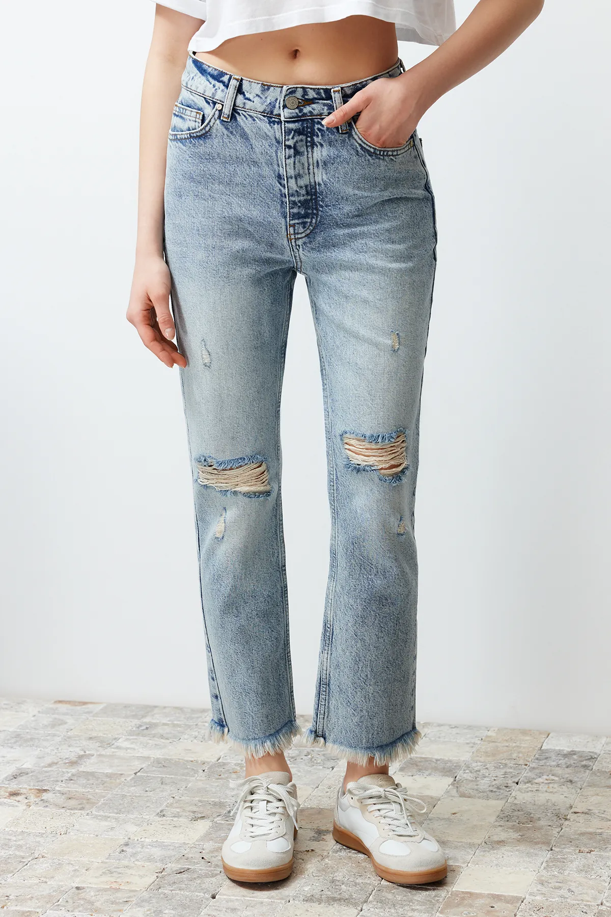 Trendyol Collection  Blaue, zerrissene, detaillierte, gerade Jeans mit hoher Taille TWOSS24JE00178