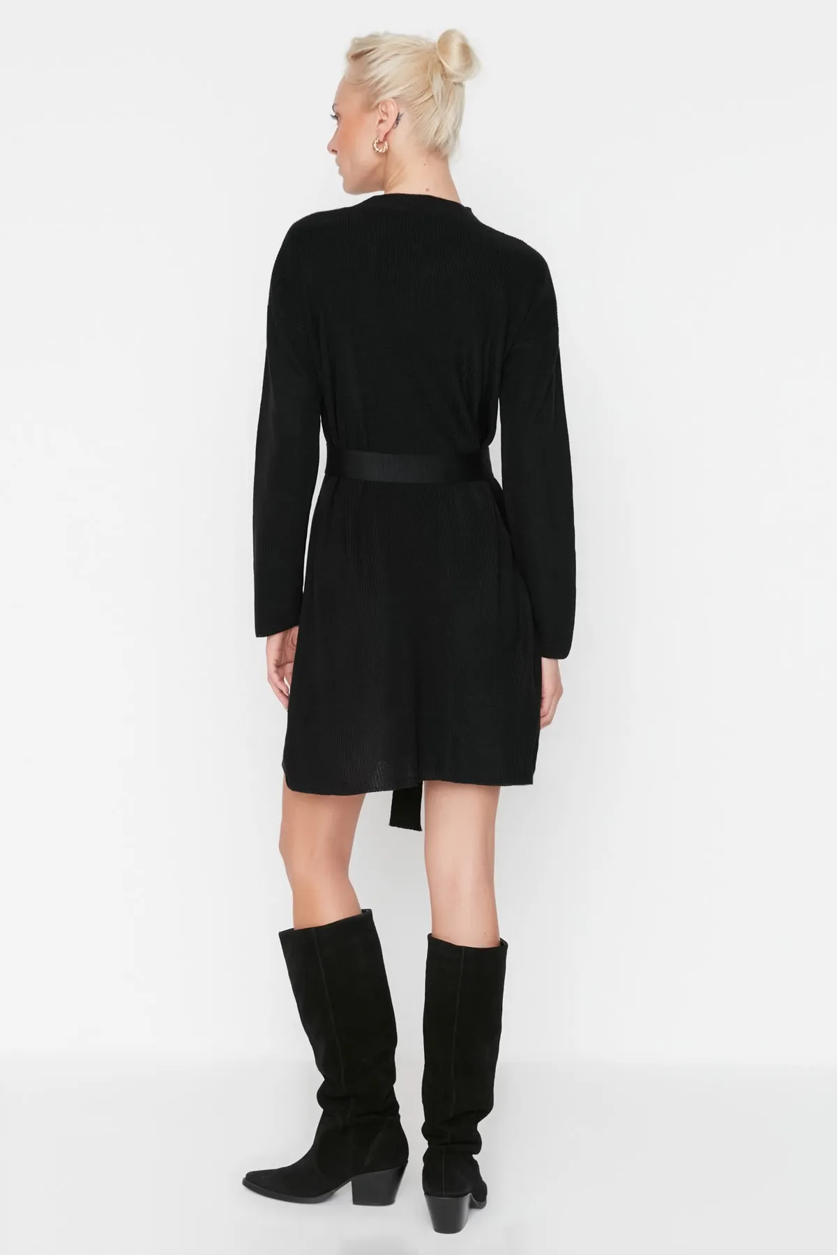 Trendyol Collection  Schwarzes, detailliertes Mini-Strickkleid mit Gürtel TWOAW23EL00041