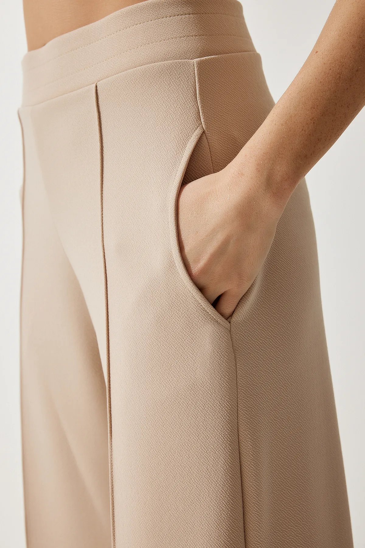 Happiness İstanbul  Cremefarbene Stretch-Jogginghose für Damen BF00090