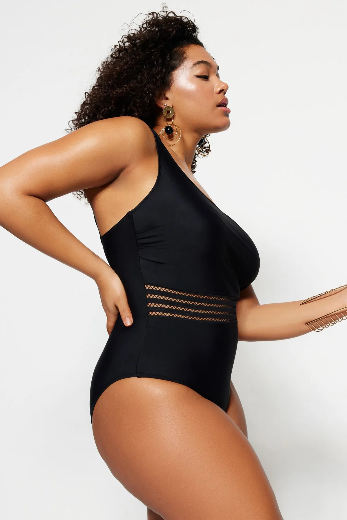 Trendyol Curve  Schwarzer Badeanzug mit One-Shoulder-Streifen und detailliertem Schlankheitseffekt TBSSS23AM00001