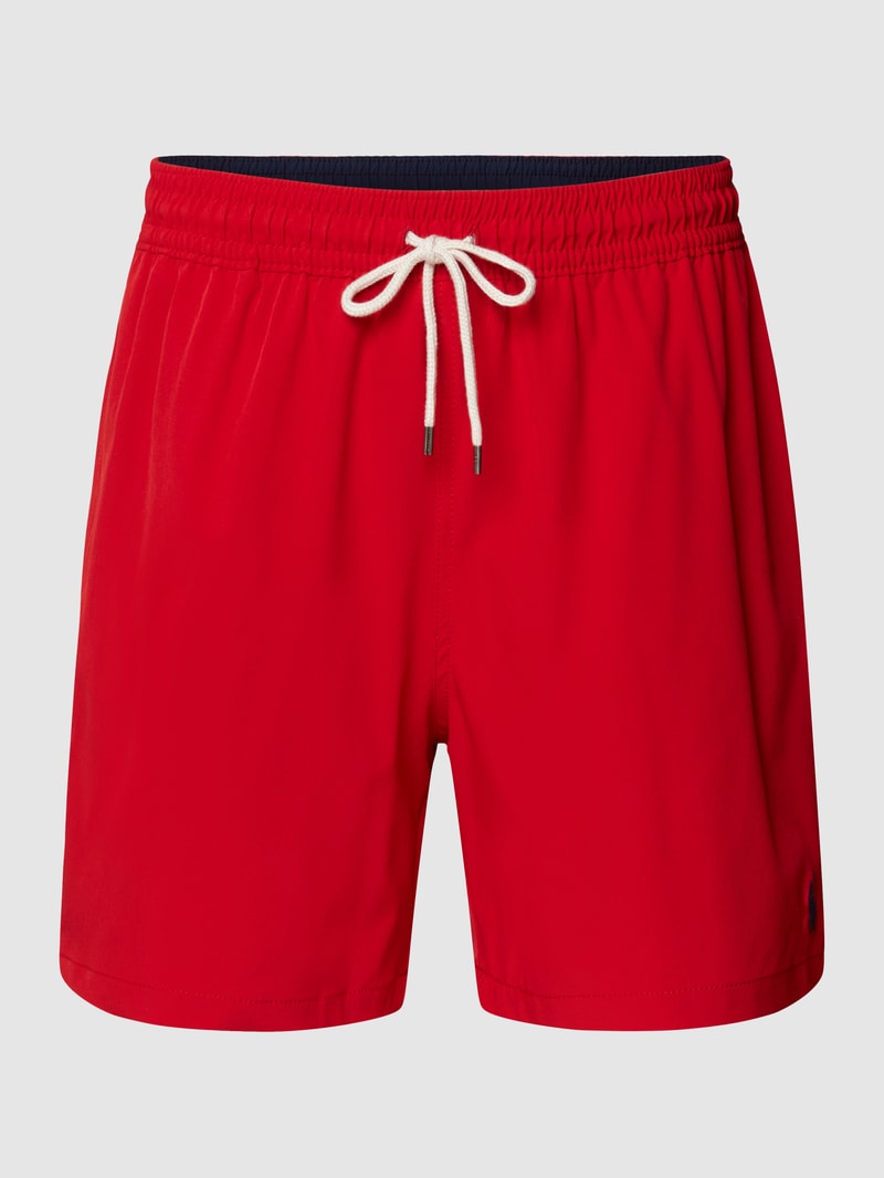 Badehose mit kontrastiven Details in rot
