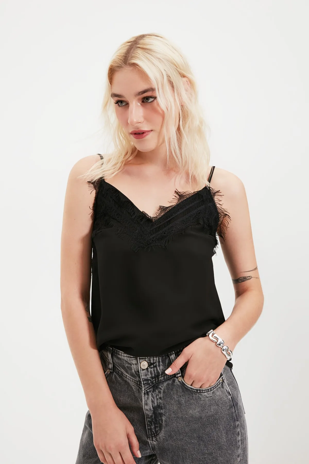Trendyol Collection  Schwarze, mit Spitze verzierte, gewebte Bluse mit Trägern TWOSS19BB0208