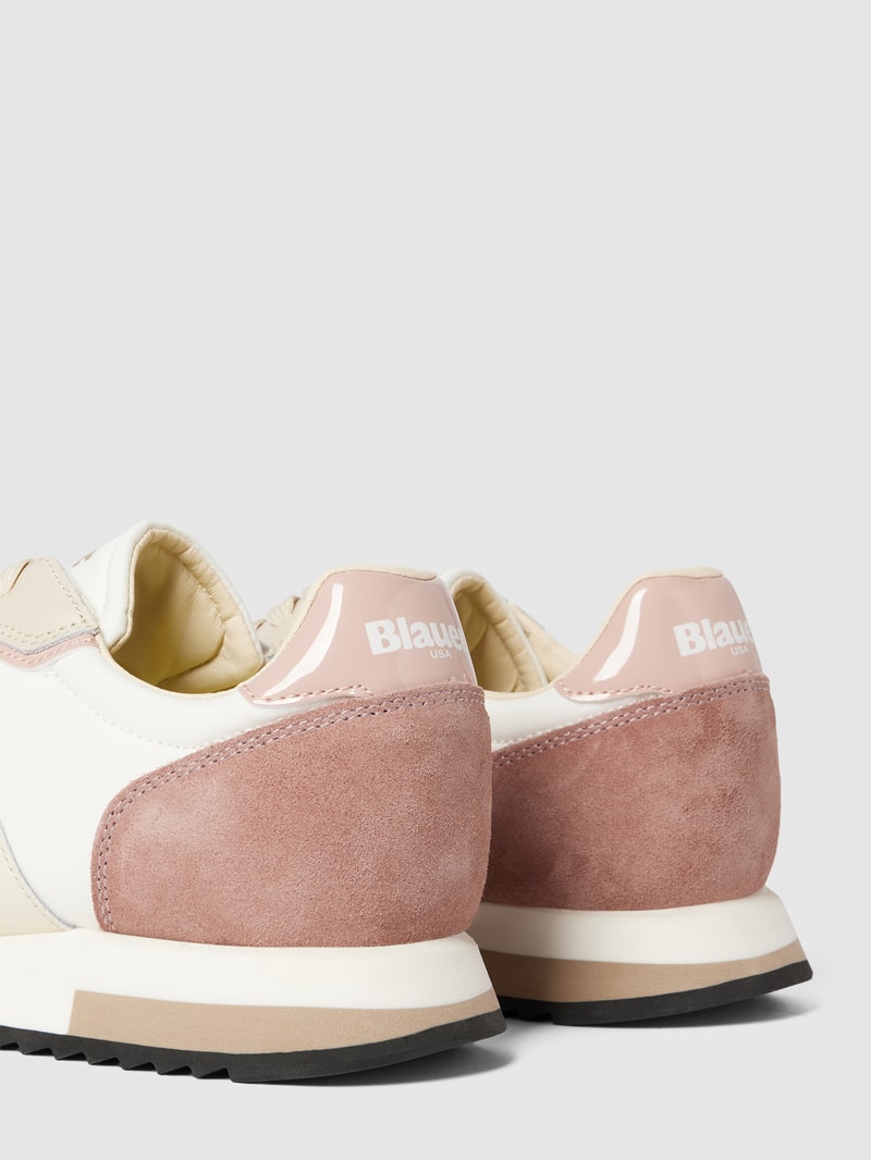 Sneaker mit Label-Details in offwhite