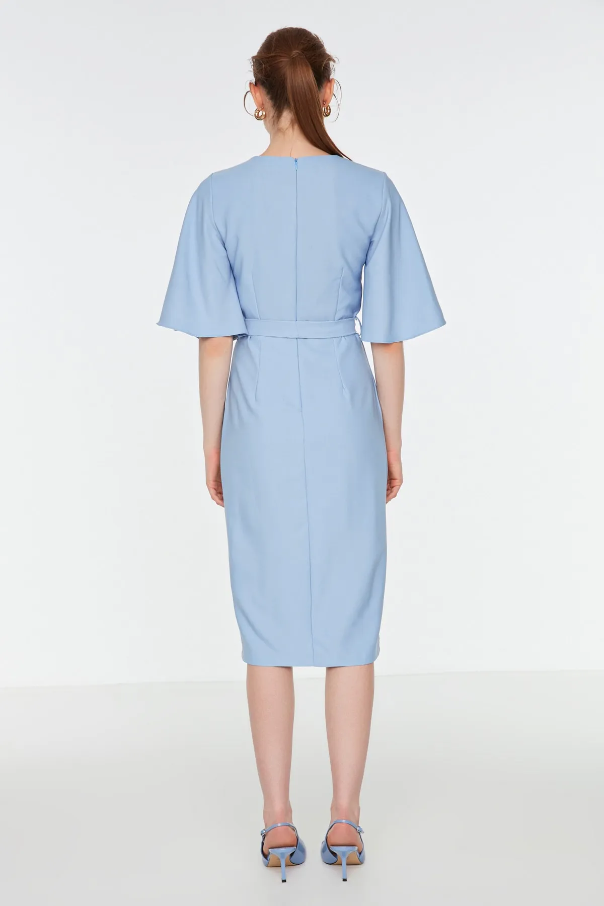 Trendyol Collection  Hellblaues Midi-Kleid mit gewebtem Schlitz und Gürtel TOFAW19BB0167
