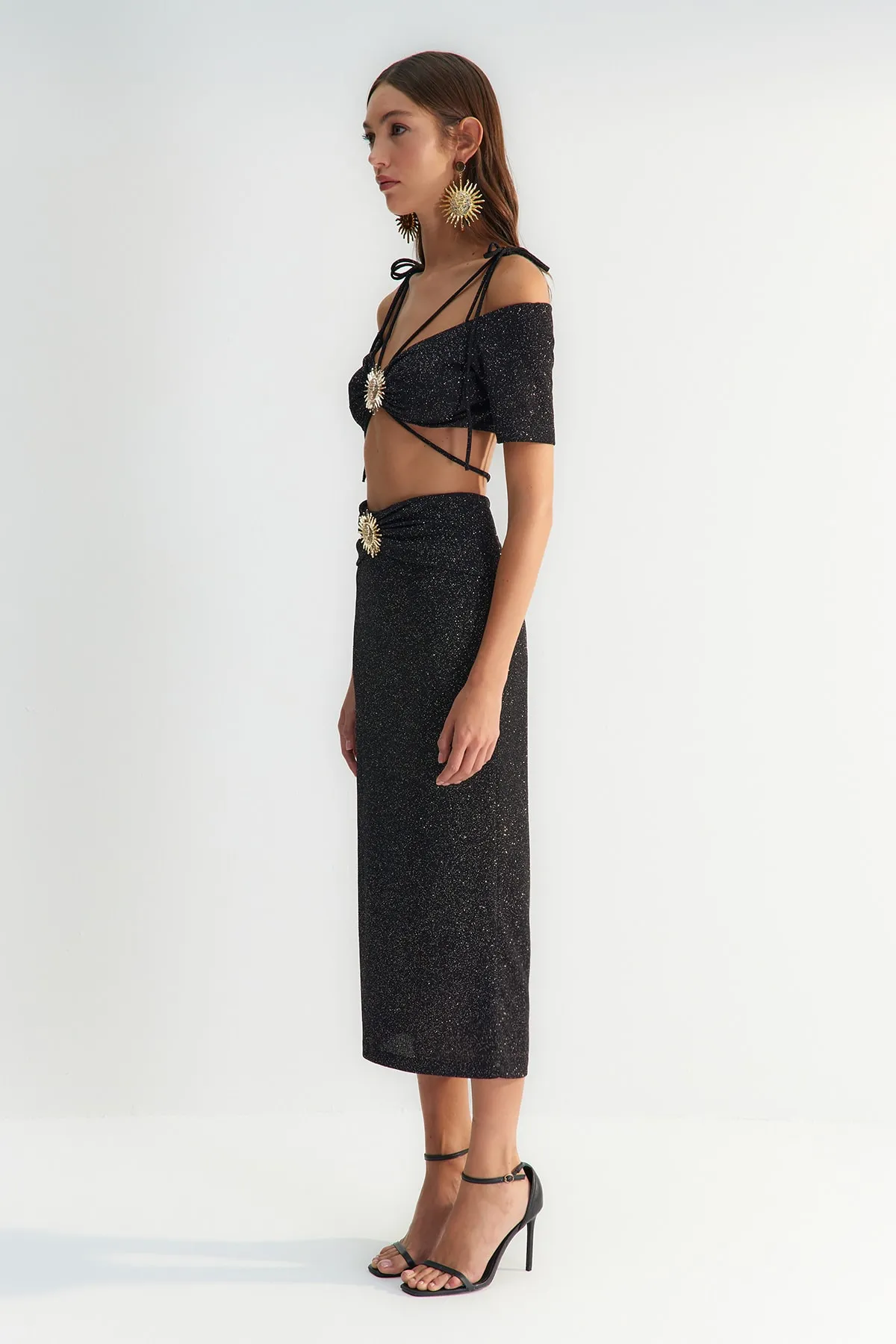 Trendyol Collection  X Zeynep Tosun Schwarzer, silberner Strickrock mit Sonnen-Accessoire-Detail TCLSS23ET00009
