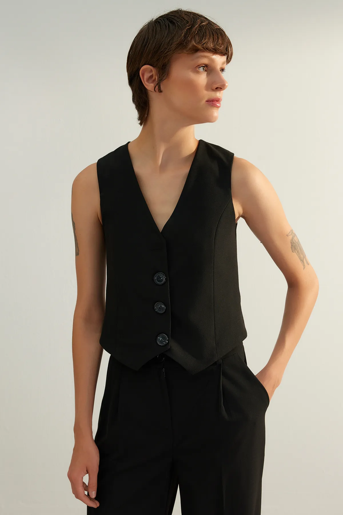 Trendyol Collection  Schwarze Premium-Webweste mit Knöpfen TWOAW24YE00061