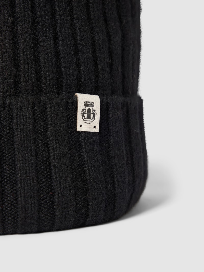 Beanie mit Label-Detail in schwarz