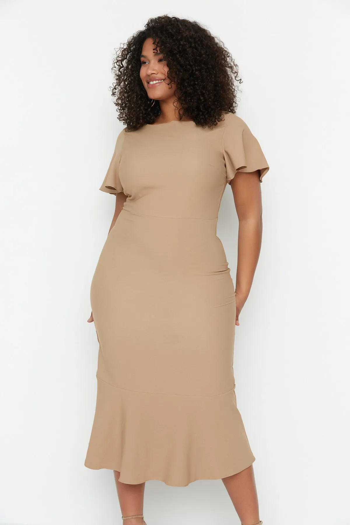 Trendyol Curve  Kamelfarbenes gewebtes Volantkleid mit Ärmeln TBBSS22EL1626