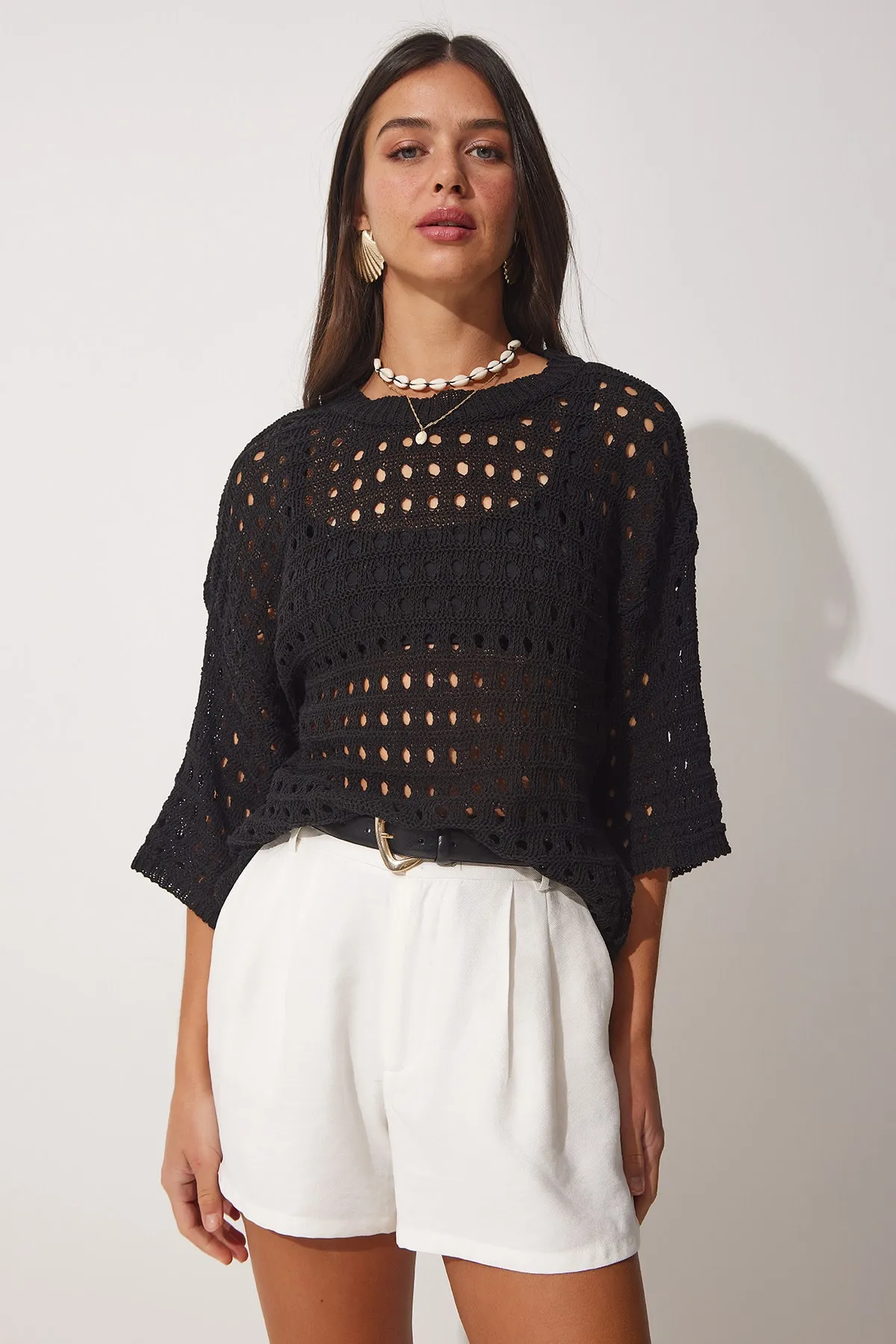 Happiness İstanbul  Schwarze durchbrochene Sommerstrickbluse mit Rundhalsausschnitt für Damen Kİ00082