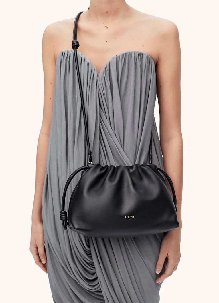 Geantă LOEWE Flamenco din piele de miel cu curea de umăr.