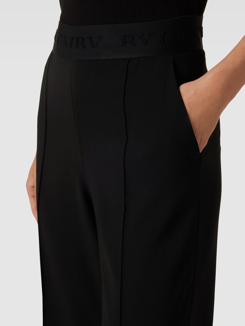 Bundfaltenhose mit elastischem Logo-Bund in schwarz