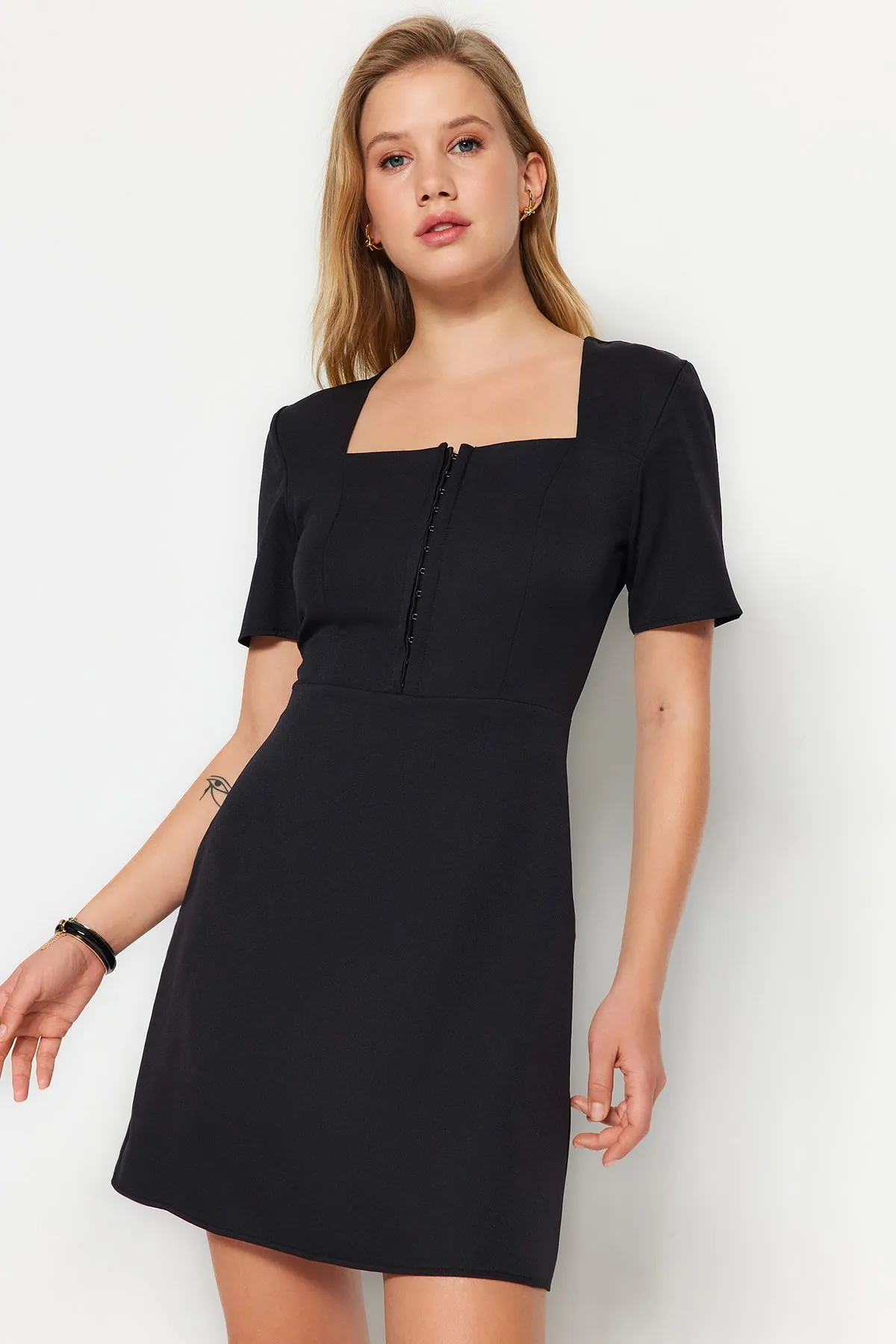 Trendyol Collection  Schwarzes Mini-Webkleid in A-Linie/Glockenform mit quadratischem Ausschnitt TWOSS23EL01929