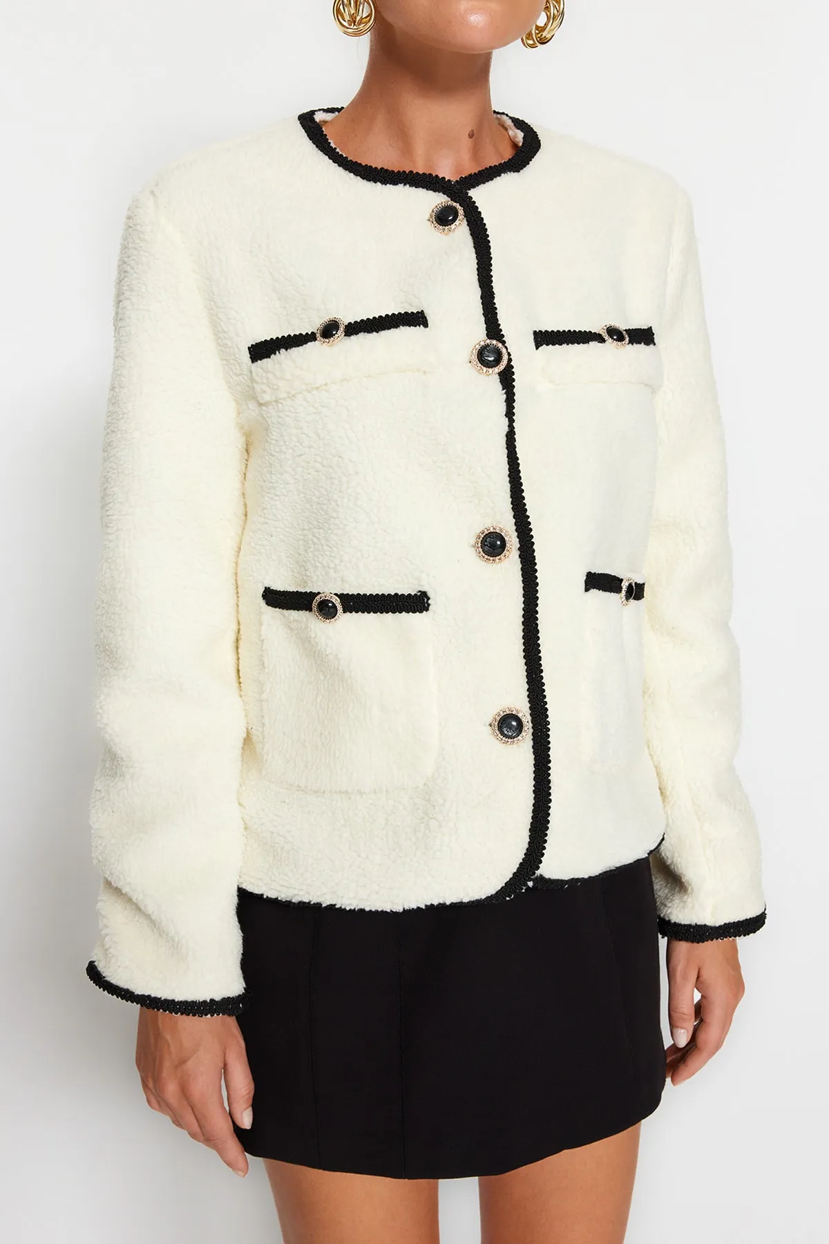 Trendyol Collection  Ecrufarbener Plüsch-Jackenmantel mit Taschendetail TWOAW24MO00010
