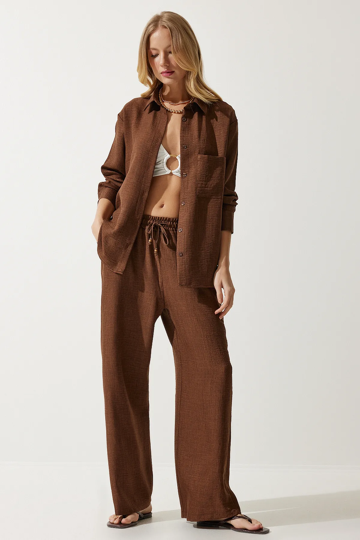 Happiness İstanbul  Braunes Oversize-Set aus Hemd und lockerer Hose für Damen MP00025
