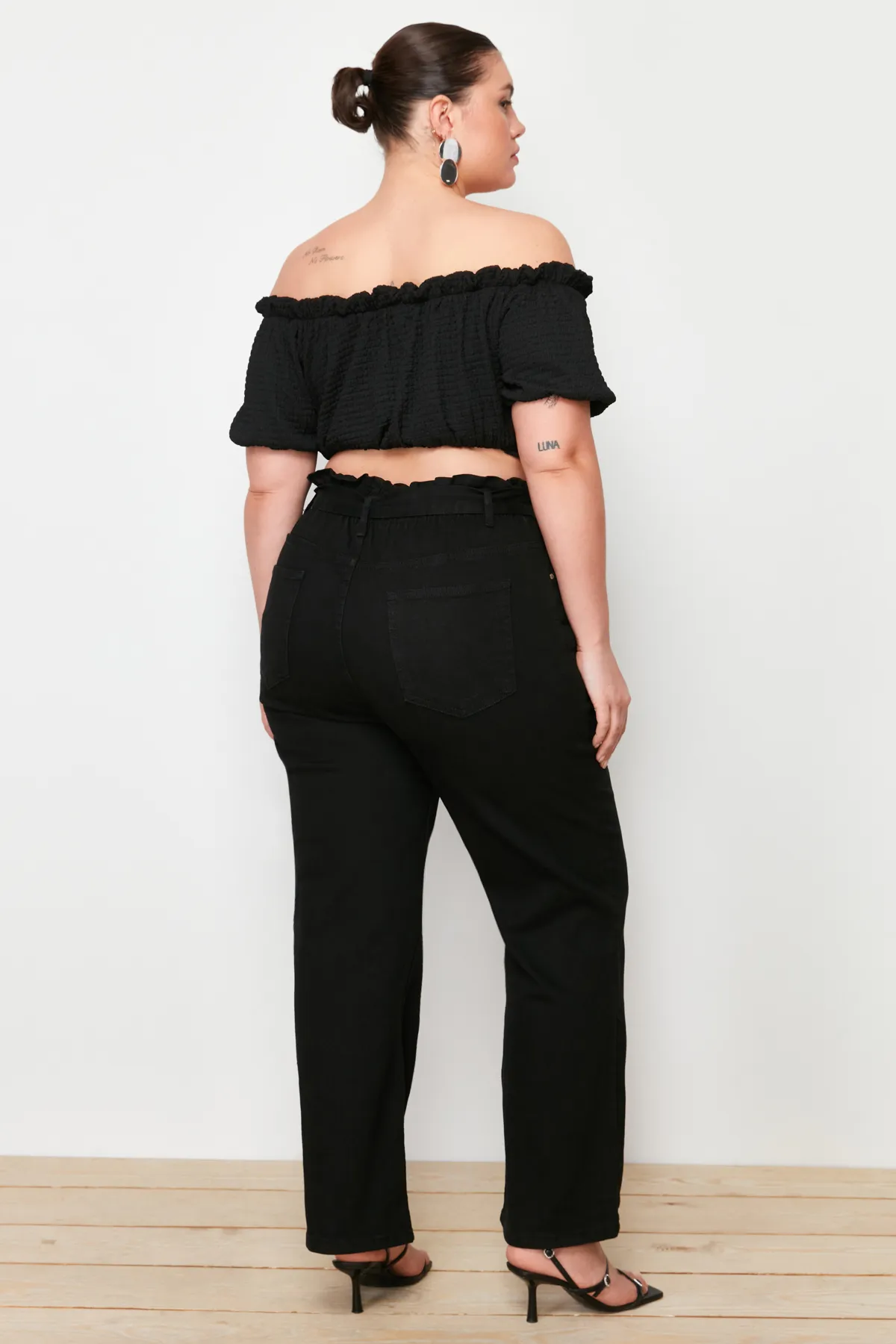 Trendyol Curve  Schwarze High-Waist-Jeans mit Gürtel und Nähten, detaillierte Straight-Fit-Jeans TBBAW24CJ00013