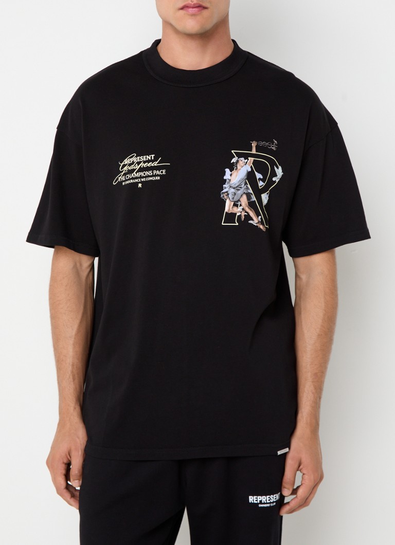 Prezintă un tricou Hermes cu logo și imprimeu pe spate.
