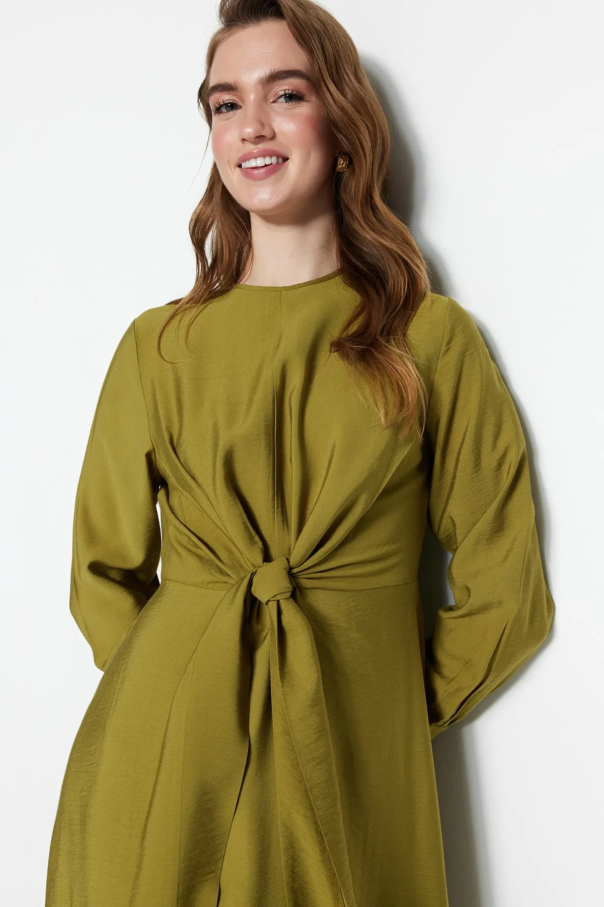 Trendyol Modest  Ölgrünes gewebtes Kleid mit Taillenschnürung TCTSS23EB00221