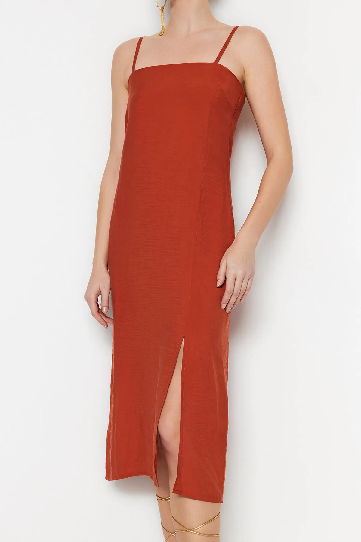Trendyol Collection  Gefliestes, gerade geschnittenes Midi-Kleid mit Schlitz und detailliertem Webmuster TWOSS23EL01573
