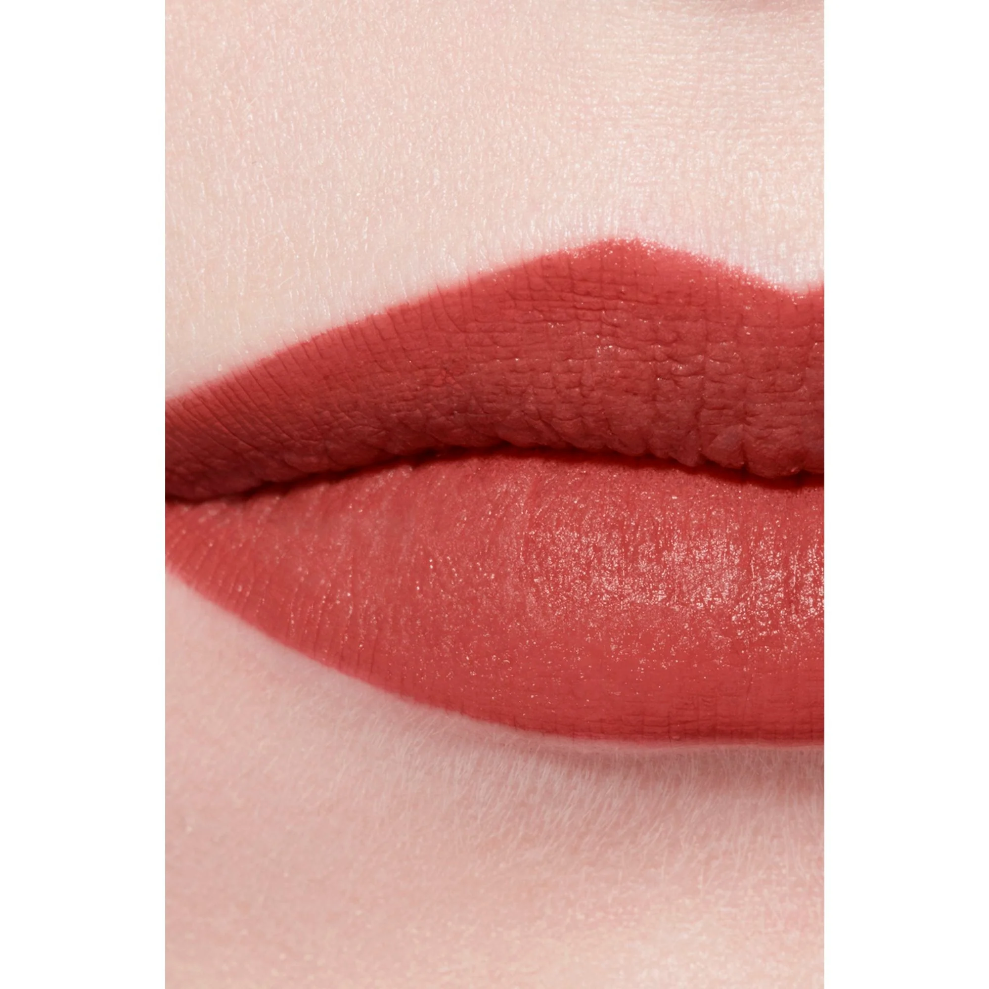 ROUGE ALLURE VELVET - ŽIARIVÝ ZAMATOVÝ RÚŽ NA RÚŽ