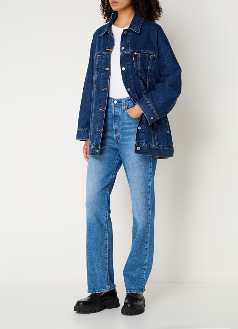Chaqueta vaquera Levi's con cinturón y bolsillos en el pecho.
