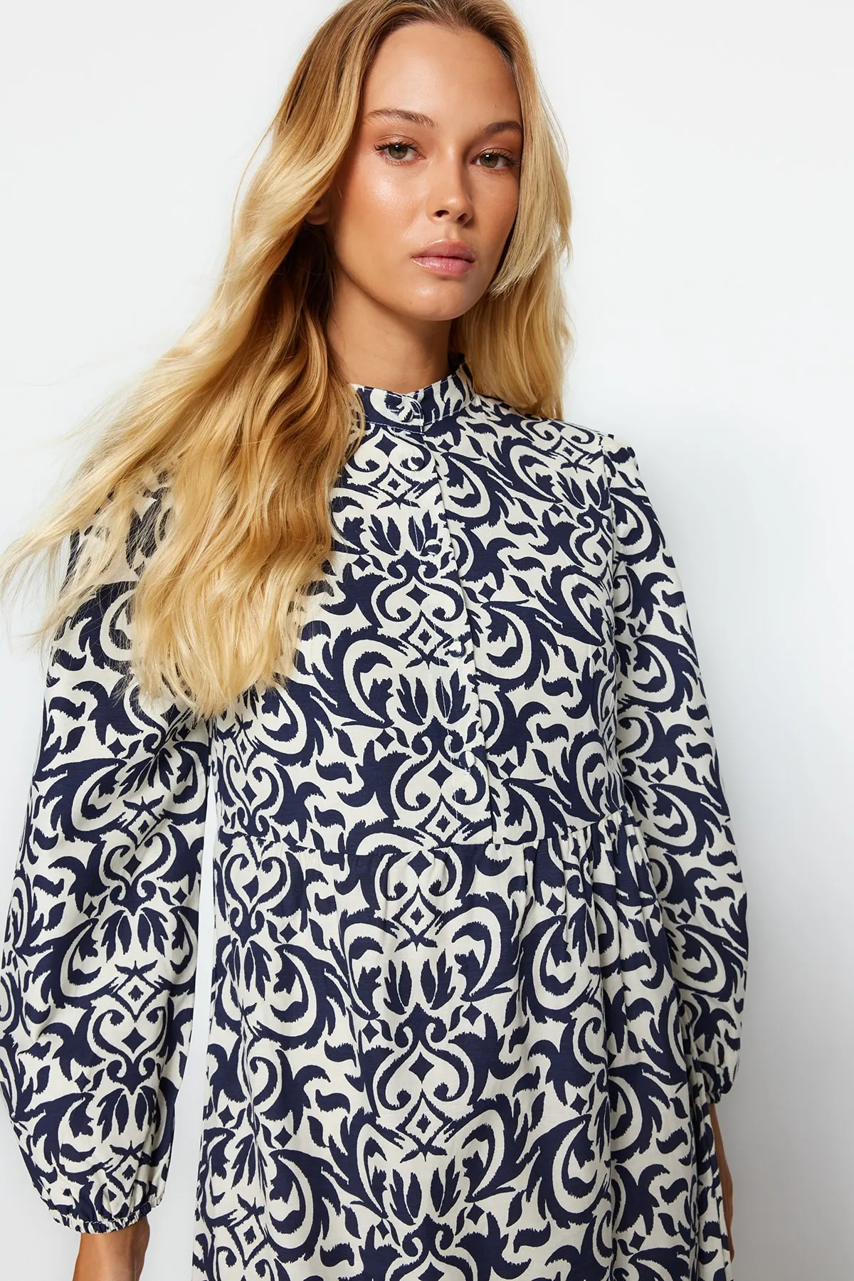 Trendyol Modest  Marineblaues, gemustertes Kleid aus gewebter Baumwolle mit halber Knopfleiste und weiter Passform TCTSS23EB00222