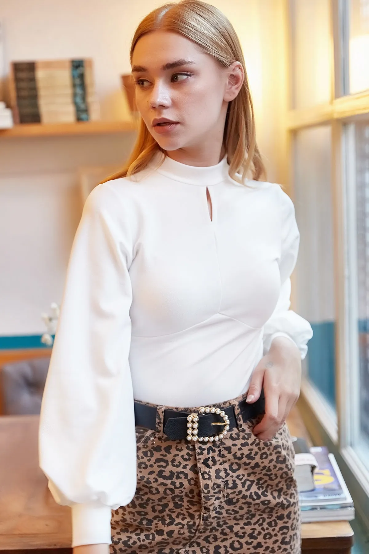 Olalook  Weiße Kreppbluse mit Ballonärmeln für Damen in Weiß BLZ-19000708