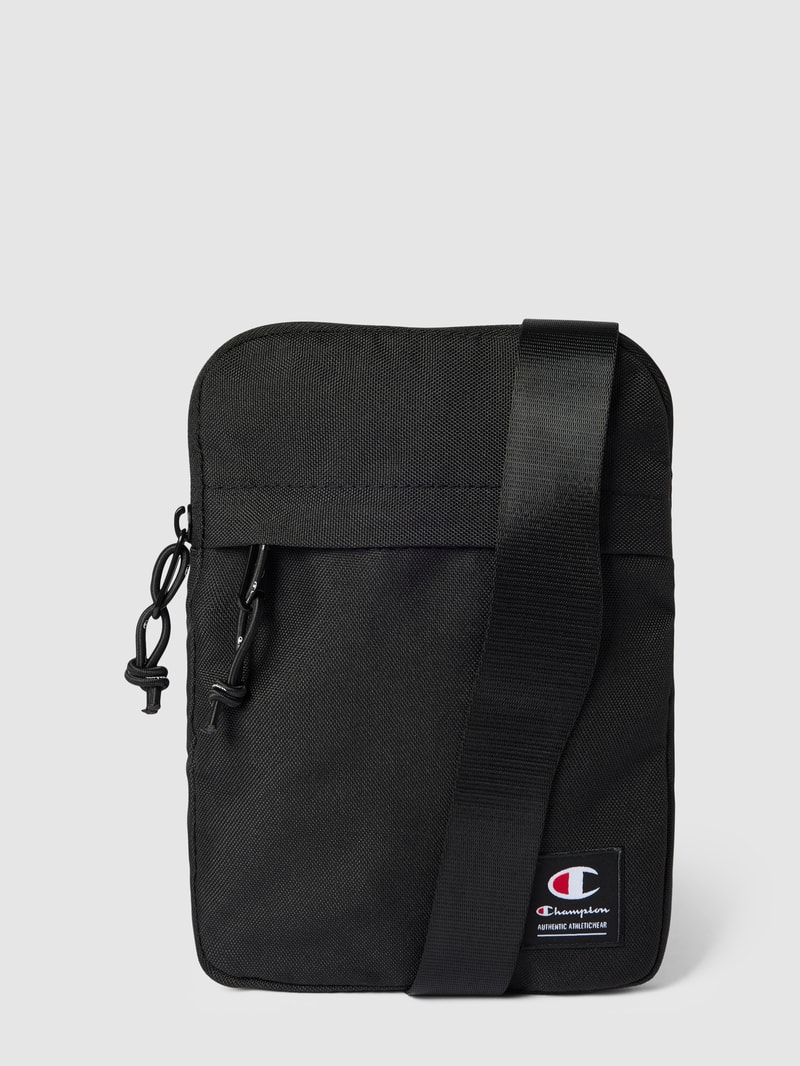 Umhängetasche mit Label-Patch in schwarz