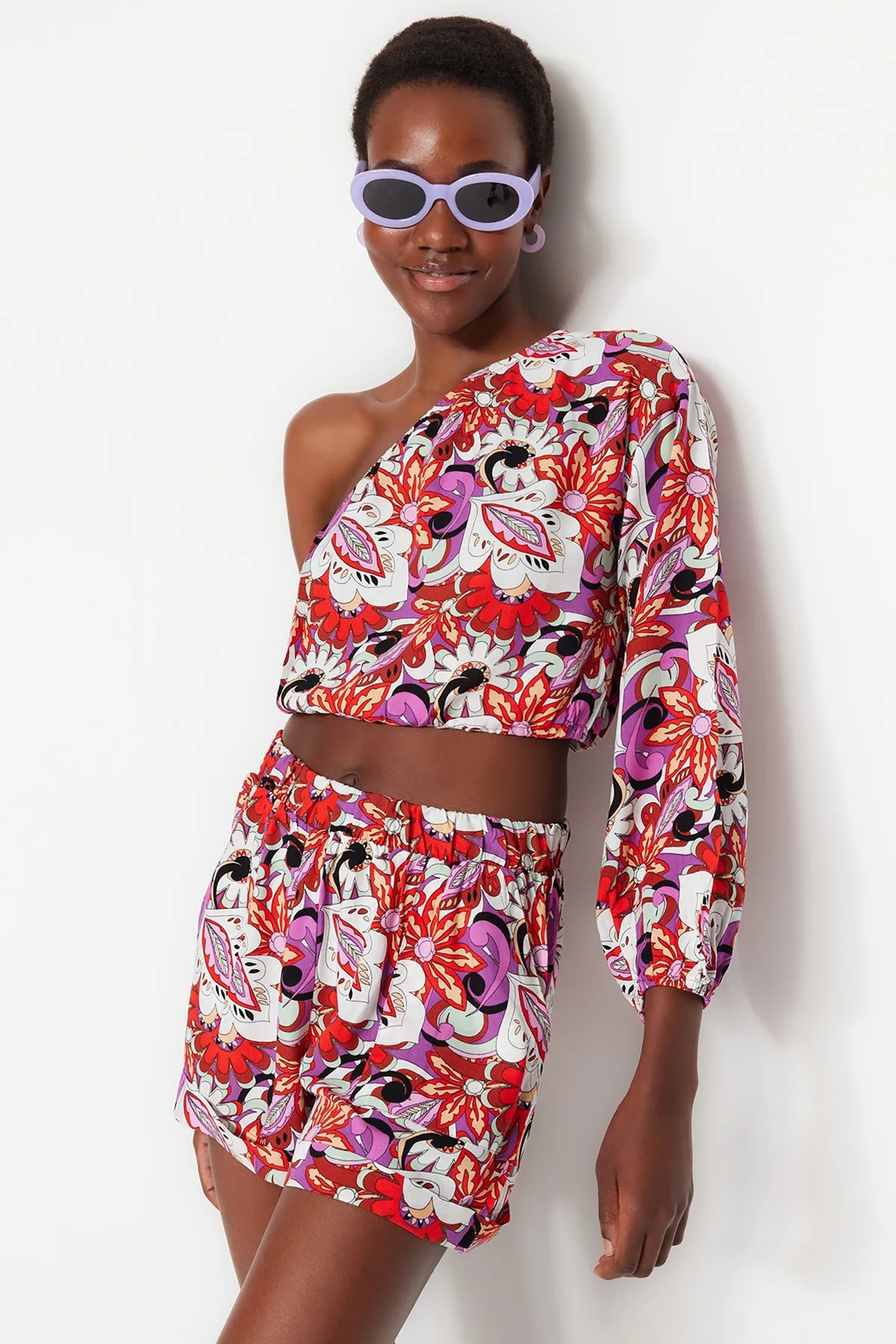 Trendyol Collection  Gewebtes One-Shoulder-Bluse-Shorts-Set mit Blumendruck TBESS21AU0077