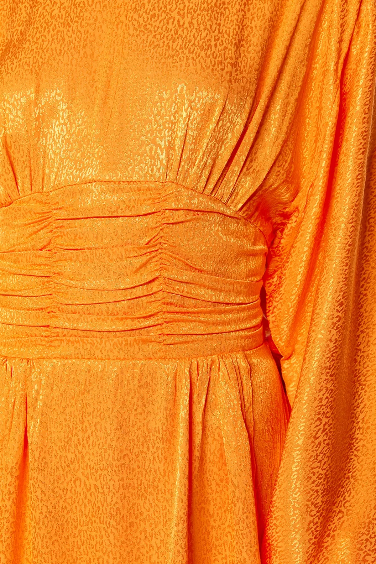 Trendyol Modest  Orangefarbenes Abendkleid mit Ballonärmeln und drapierter Taille, selbstgemustert TCTSS23DB00017