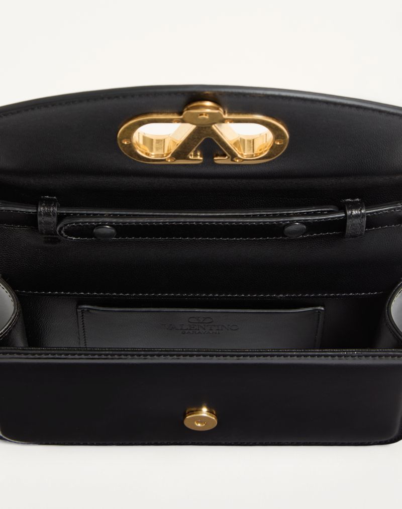 Clutch Vain da Valentino Garavani em couro de bezerro brilhante