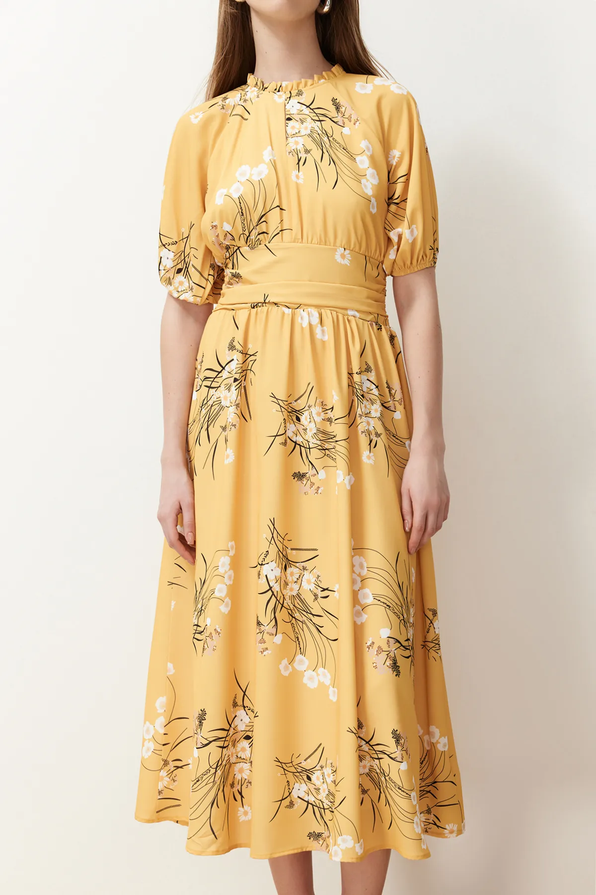 Trendyol Modest  Senfgelbes, langes Kleid mit Ballonärmeln und Blumenmuster TCTSS24EB00008