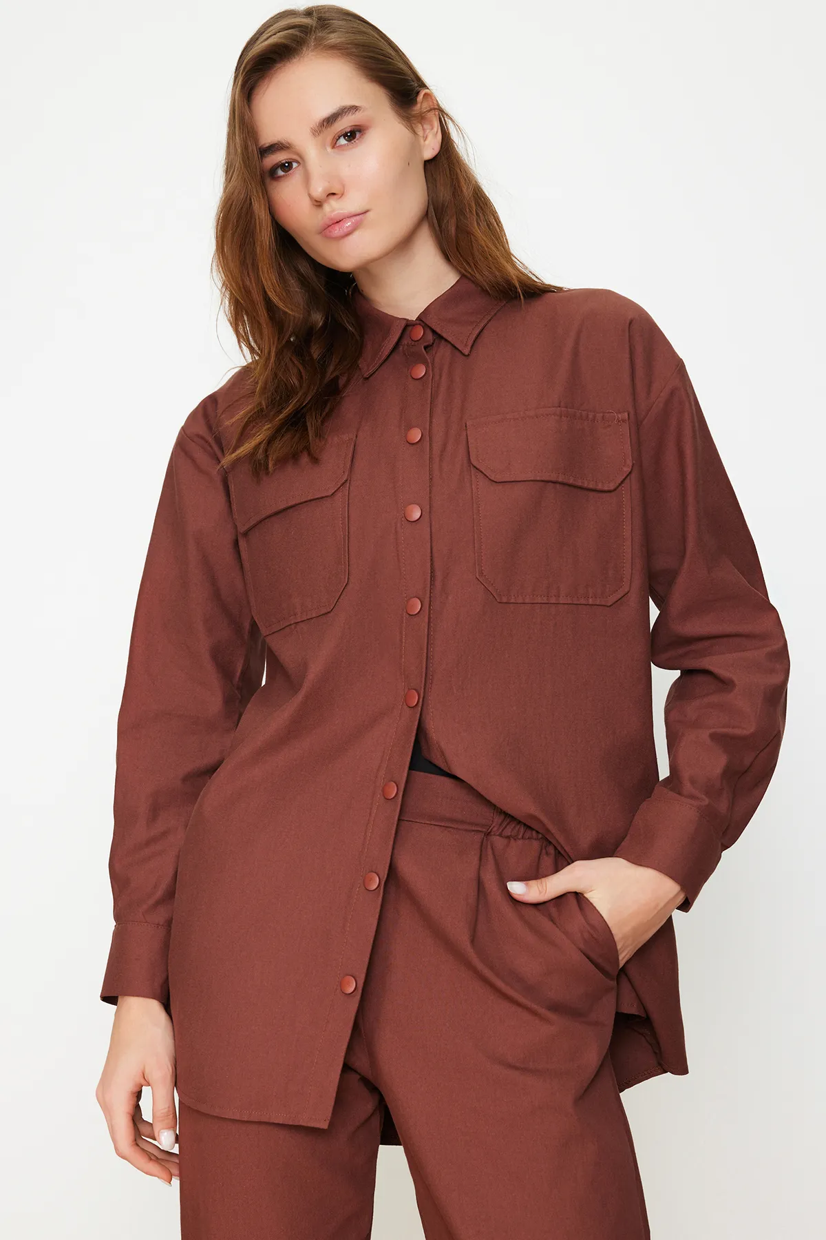 Trendyol Modest  Dunkelbrauner, gewebter Anzug aus Hemd und Hose mit Taschen und Druckknöpfen TCTAW22US0013