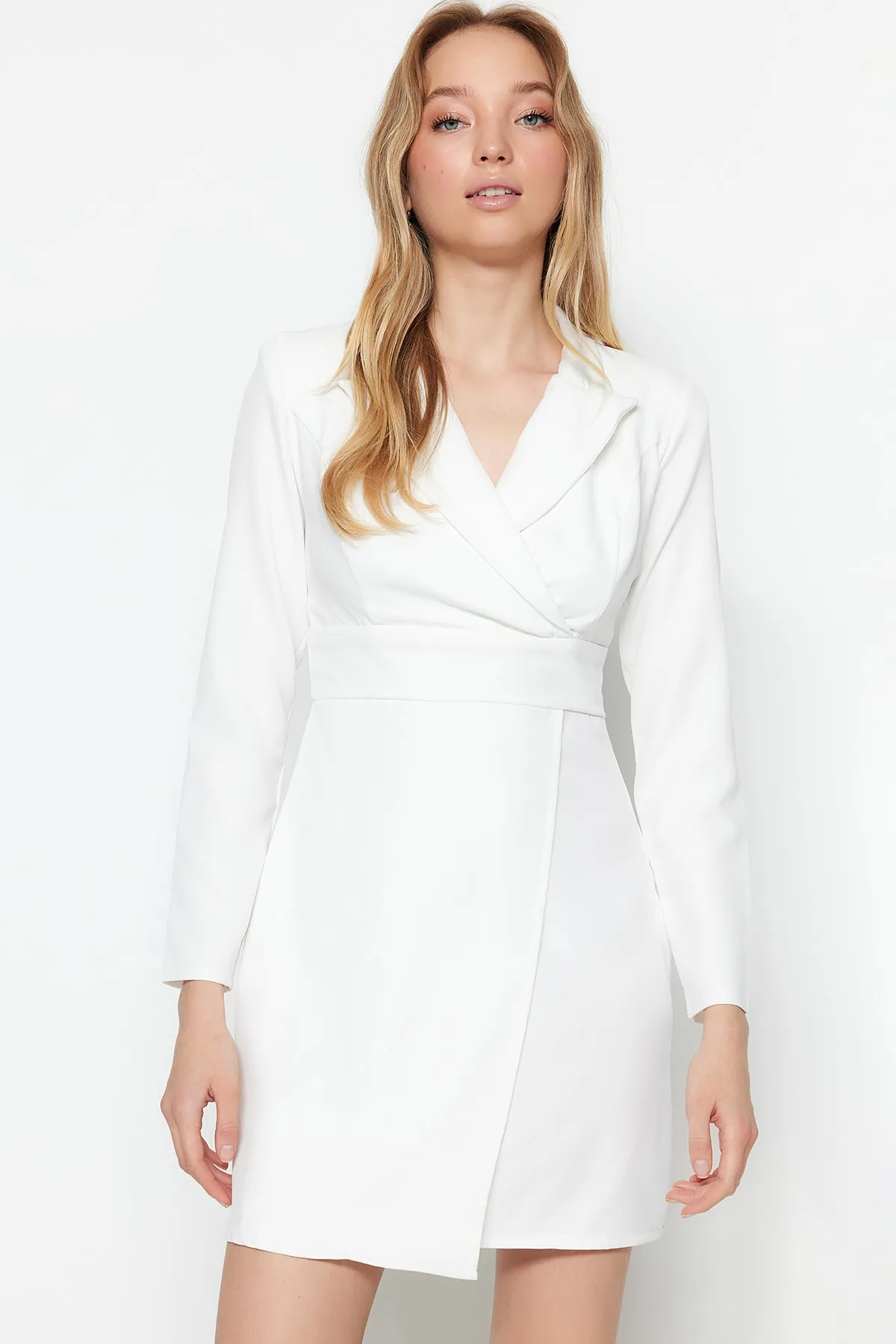 Trendyol Collection  Ecrufarbenes, zweireihiges, gewebtes Jackenkleid mit Mini-Knöpfen und Details TWOSS23EL00113