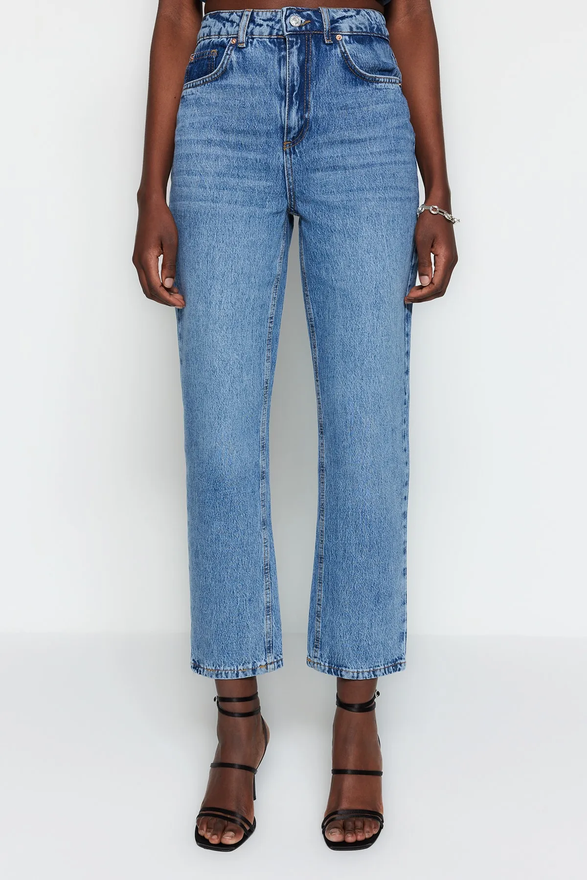 Trendyol Collection  Blaue gerade Jeans mit hoher Taille TWOSS23JE00089