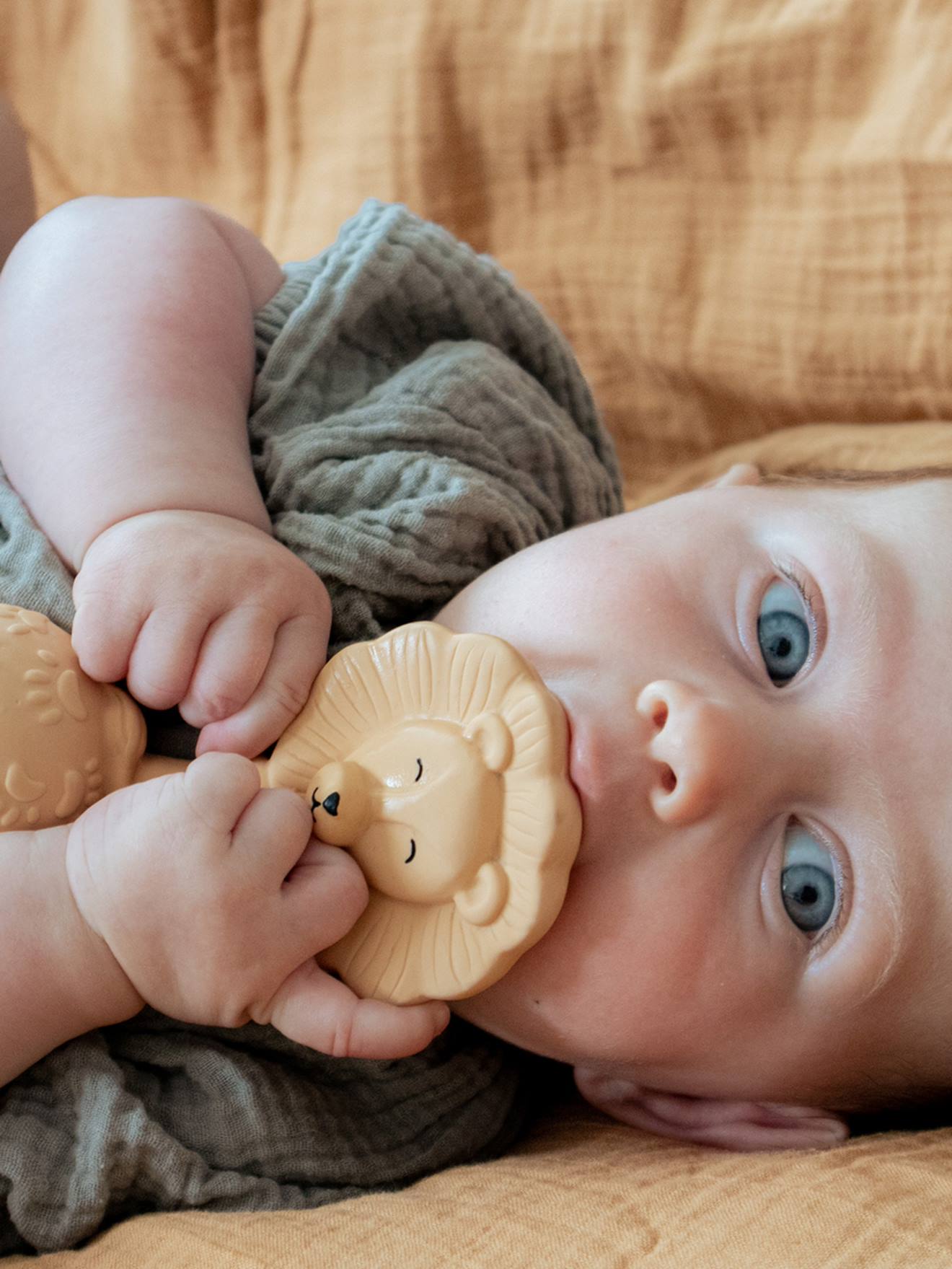 Natruba Baby Rassel mit Zahnungshilfe NATRUBA, Naturkautschuk - beige löwe