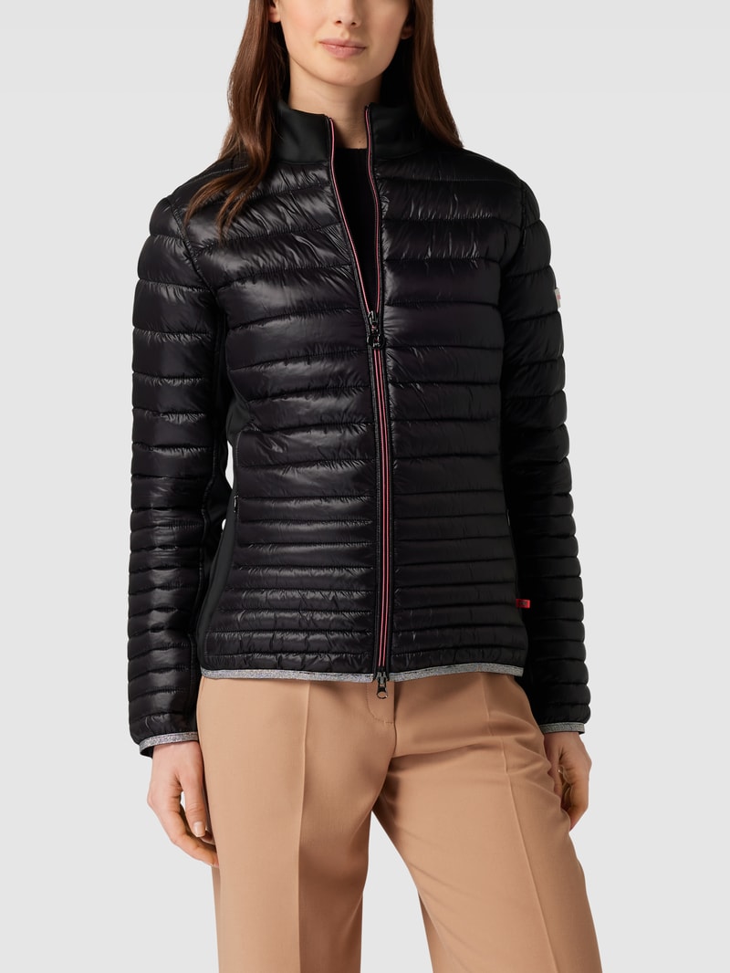 Steppjacke mit Label-Patch in schwarz