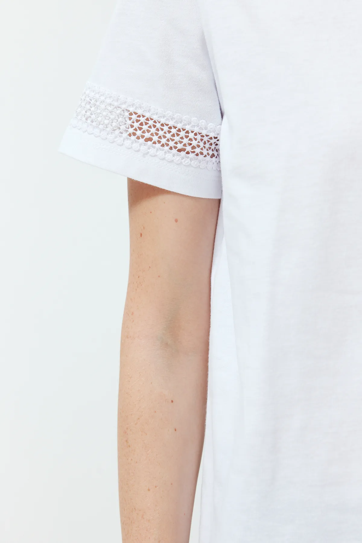Trendyol Collection  Weißes Accessoire-T-Shirt mit detailliertem Basic-/Regulärmuster-Strick-T-Shirt TWOSS24TS00048