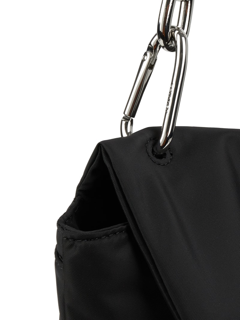 Handtasche mit Kettenriemen in schwarz