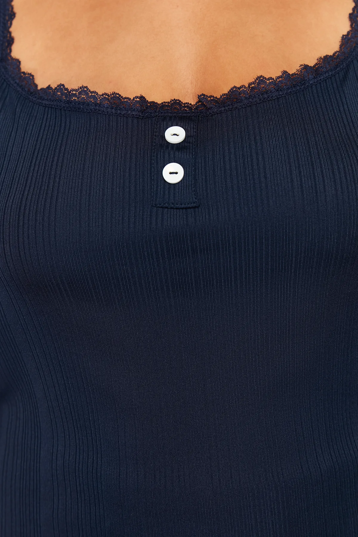 Trendyol Curve  Marineblaues, schnurgebundenes Strick-Pyjama-Set mit Trägern TBBSS24AI00018