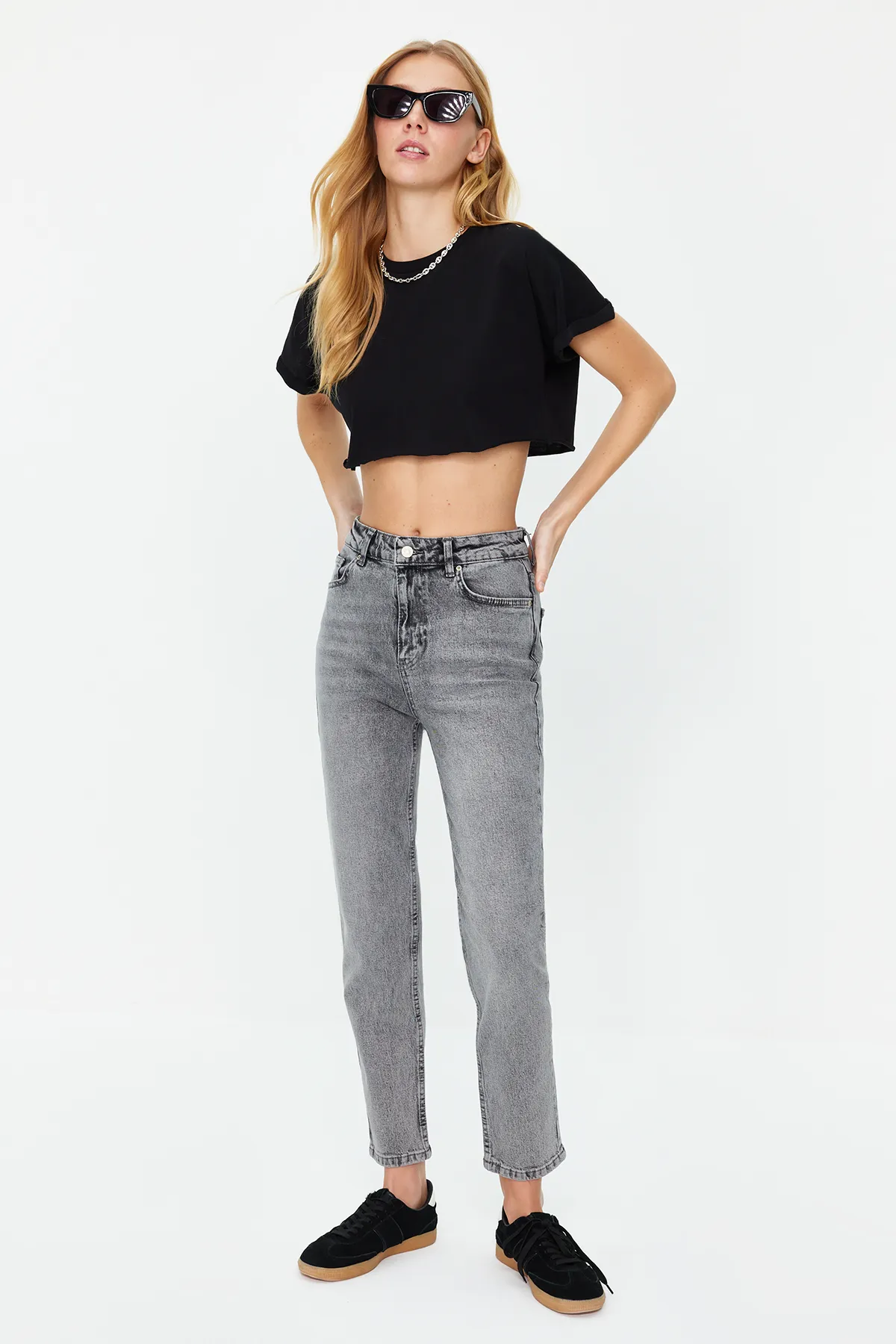 Trendyol Collection  Anthrazitfarbene Slim-Mom-Jeans mit hoher Taille TWOSS24JE00039