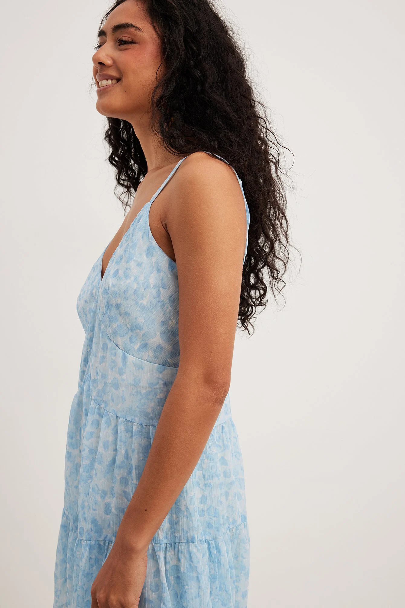 Recyceltes Minikleid mit Rüschen und V-Ausschnitt