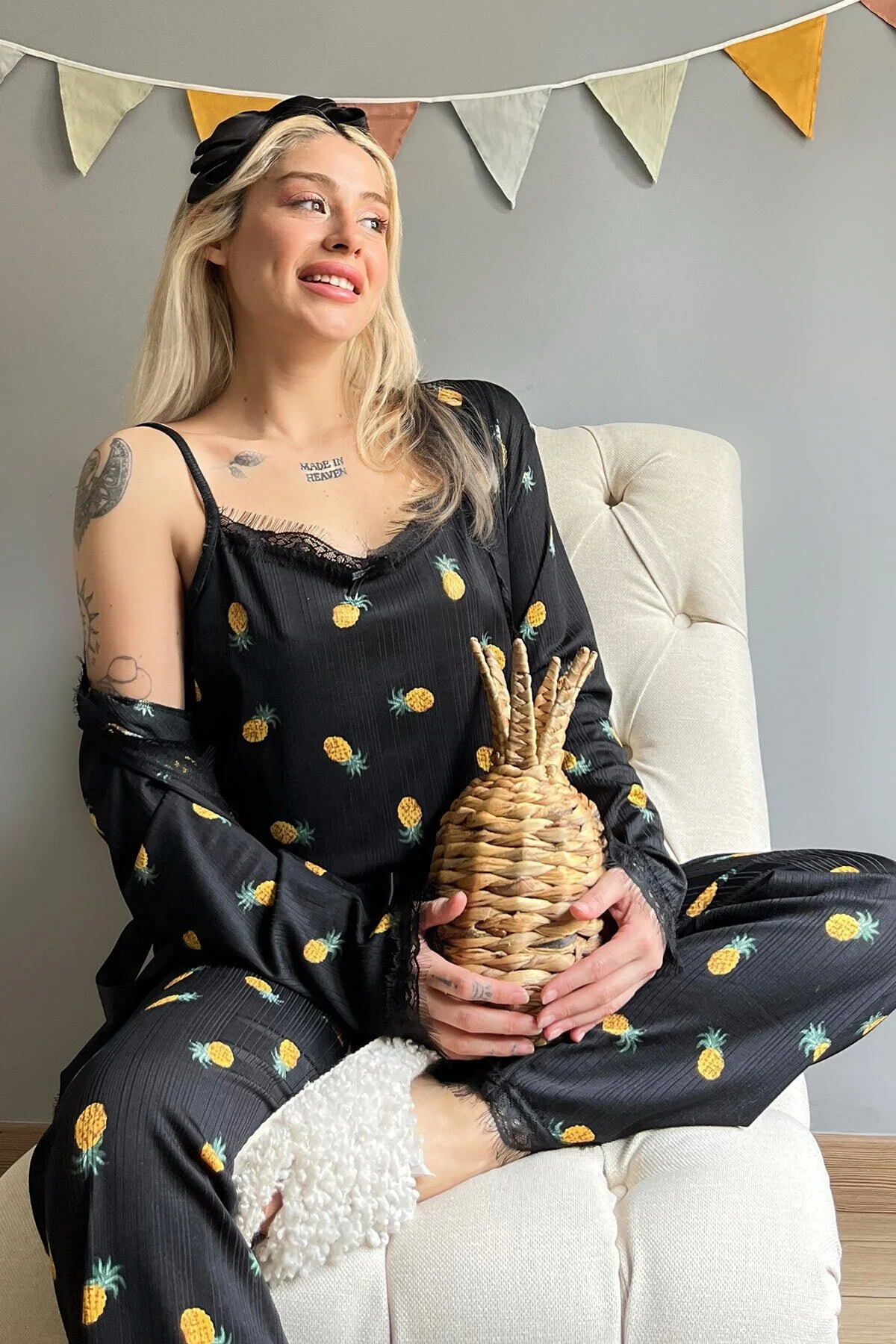 Pijamaevi  Pegasus-Pyjama-Set mit Robe für Damen in Schwarz und Gelb mit Ananasmuster