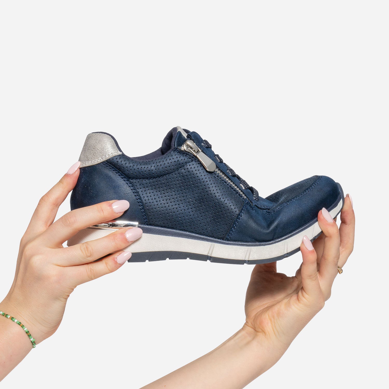 Tennis bleu marine perforée