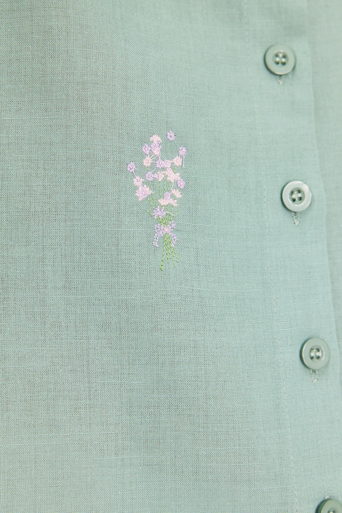 Trendyol Collection  Übergroßes Hemd aus Baumwolle mit Stickerei-Details - Khakifarbenes Blumenmuster TWOSS22GO0246