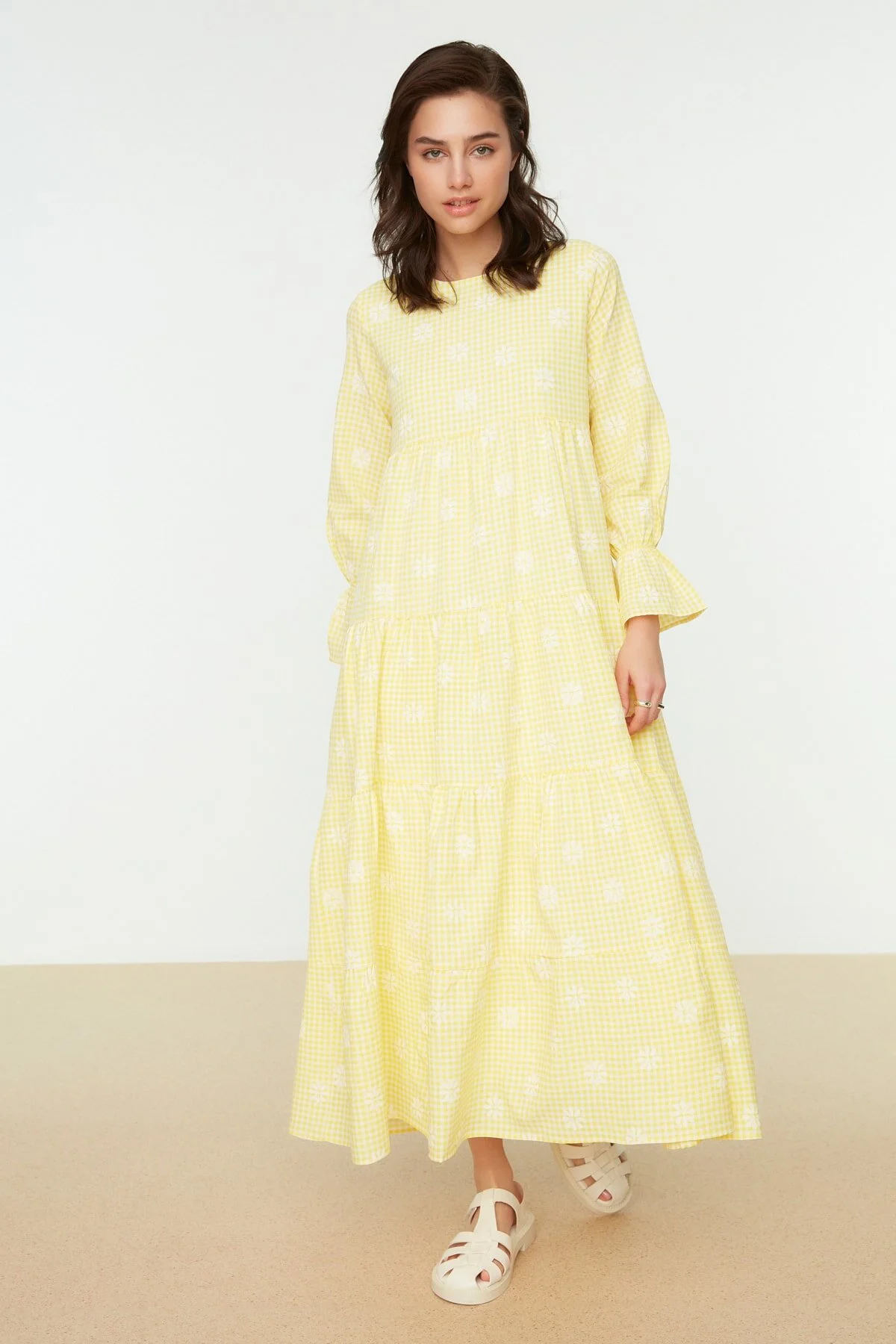 Trendyol Modest  Gelbes, gewebtes Kleid mit Gingham-Blumenmuster und Ärmeln aus Gummidetails TCTSS21EL3441