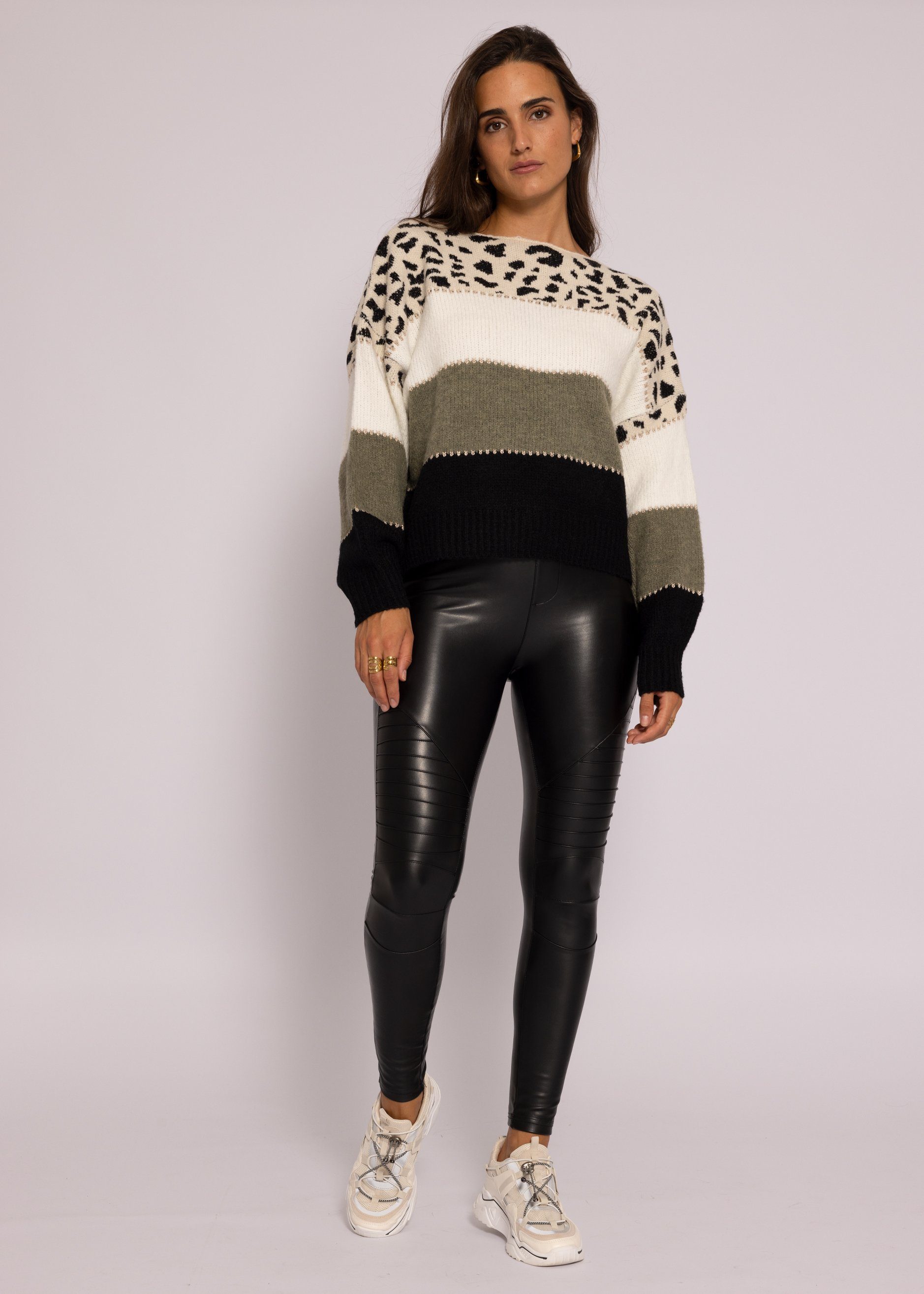 SASSYCLASSY Strickpullover Oversize Pullover Damen mit Leo-Print Lässiger Strickpullover aus weichem Grobstrick mit Streifen und Animalprint, One Size (Gr. 36-42)