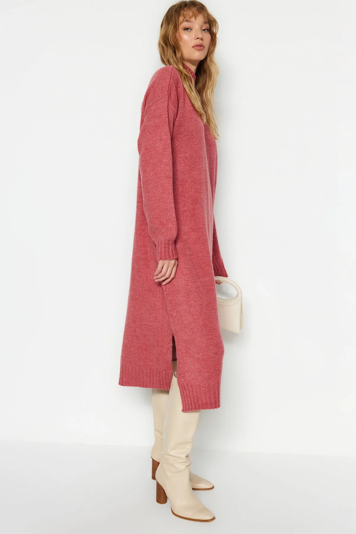 Trendyol Collection  Dusty Rose Wide Fit Midi-Strickkleid mit weicher Struktur und hohem Kragen TWOAW23EL0005