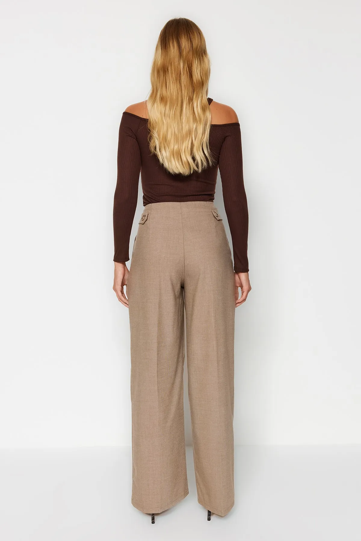 Trendyol Collection  Beige gewebte Hose mit weitem Bein TWOAW24PL00129