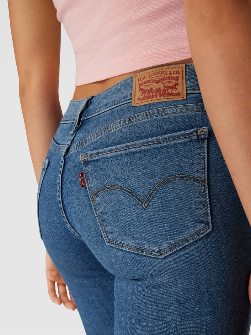 Jeans mit ausgefransten Beinabschlüssen Modell '710' in jeans